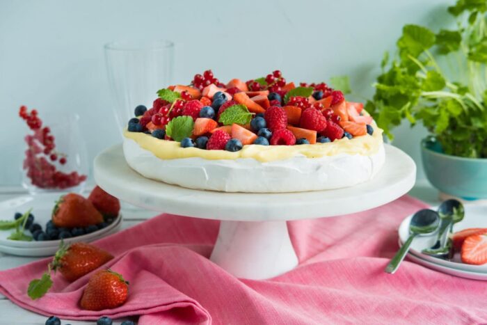 Pavlova med hjemmelaget vaniljekrem og bær