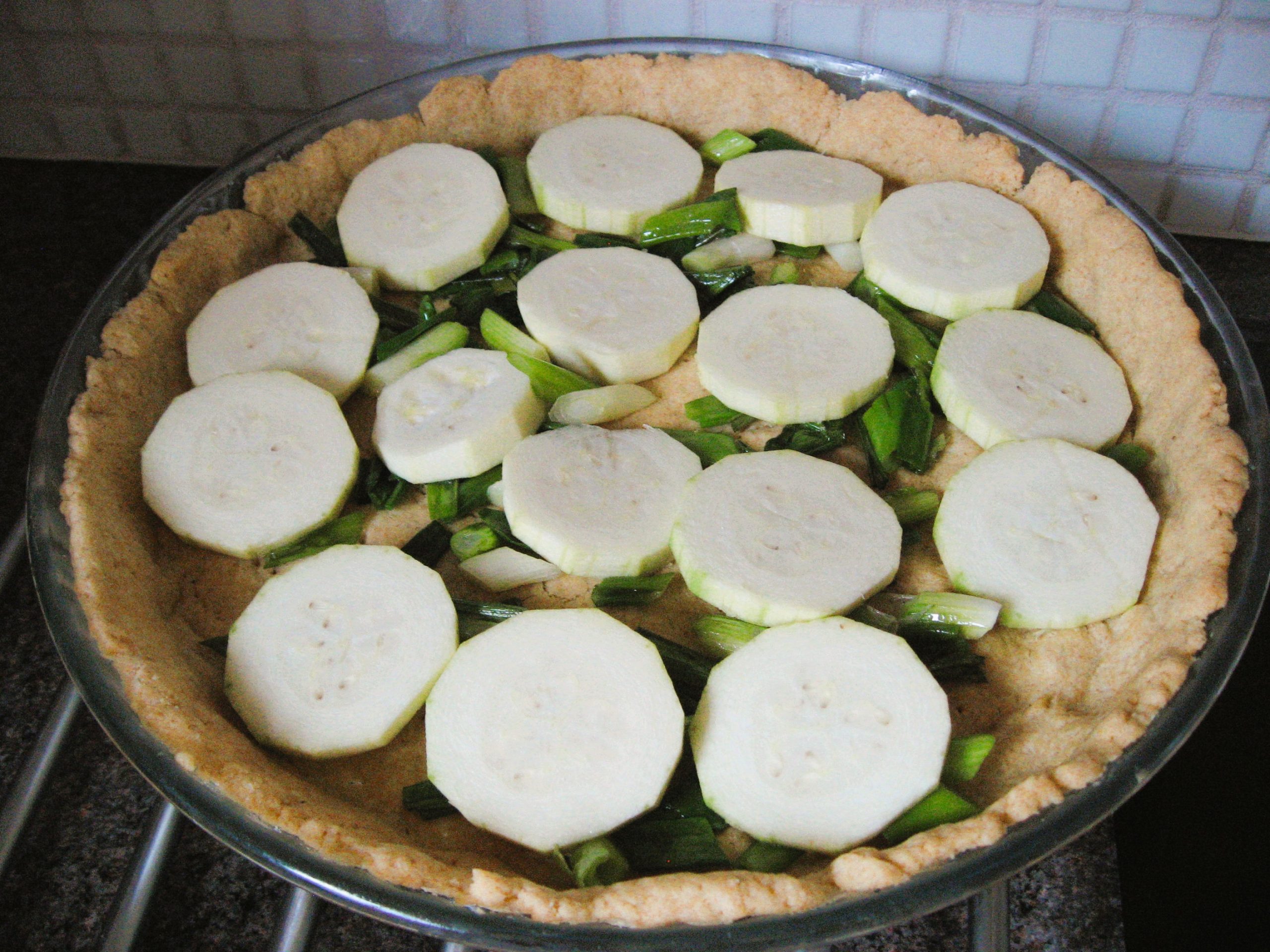 Grønnsakspai med squash, asparges og bøffelost