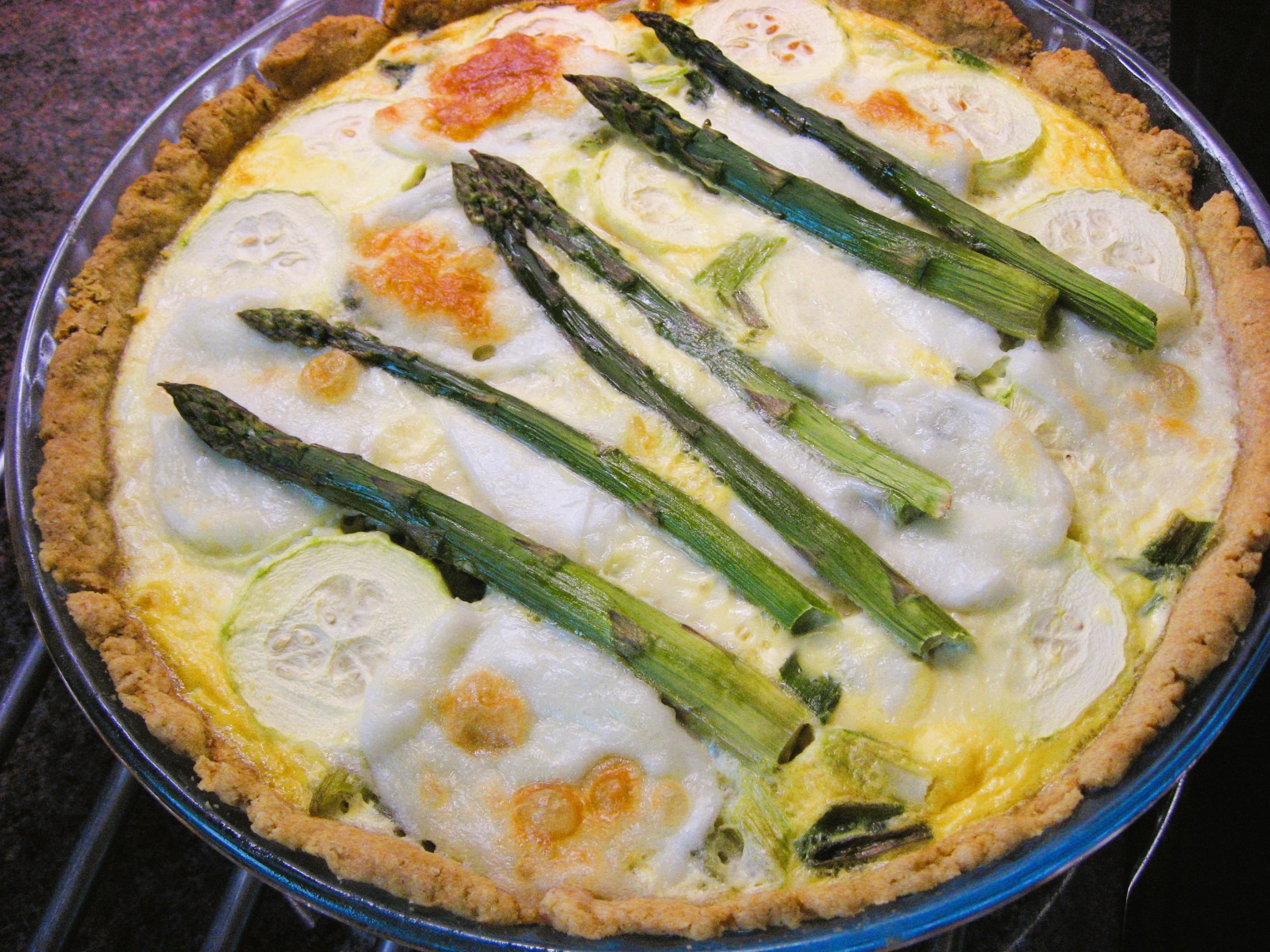 Grønnsakspai med asparges squash og bøffelost